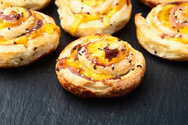 Ev yapımı puf böreği Pinweel (rulo) Mini pizza üst görünümü