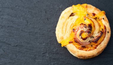 Ev yapımı puf böreği Pinweel (rulo) Mini pizza üst görünümü