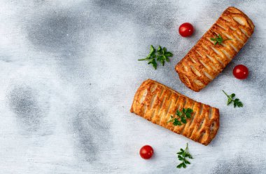 Sosis ve peynirle doldurulmuş Altın Puf böreği. Sosisli sandviç. en üstteki görünüm