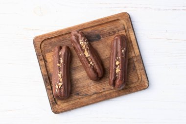 Klasik Fransız çikolatalı ekler. Gıda arkaplan üst görünümü