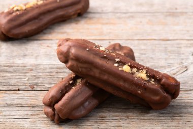 Klasik Fransız çikolatalı ekler. Gıda arkaplan üst görünümü