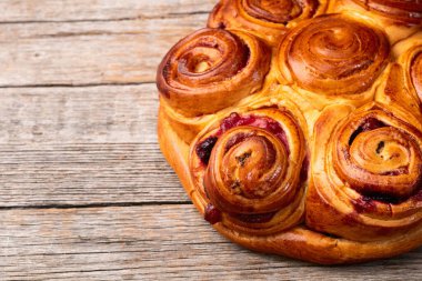 Kirazlı ev yapımı kek rulosu. Yemek arkaplanı. Üst görünüm