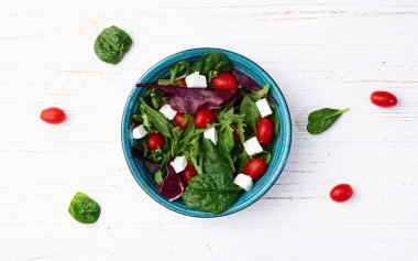 Arugula, ıspanak, vişneli domates ve peynirli peynir salatası. Gıda arkaplan üst görünümü