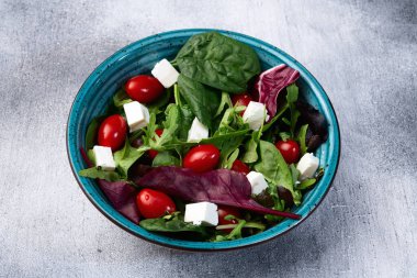 Arugula, ıspanak, vişneli domates ve peynirli peynir salatası. Gıda arkaplan üst görünümü