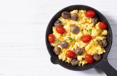 Ev yapımı çırpılmış yumurta, mantarlı ve kiraz domatesli.