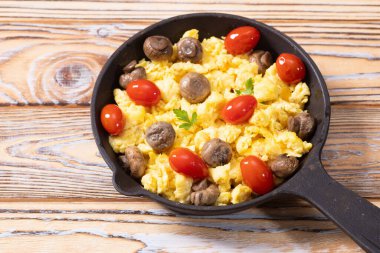 Ev yapımı çırpılmış yumurta, mantarlı ve kiraz domatesli.