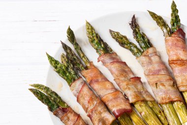 Pastırmalı kızarmış kuşkonmaz. Gıda arkaplan üst görünümü