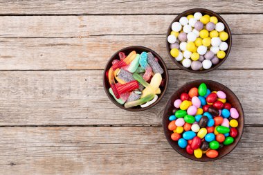 Renkli şekerlerin karışımı. Çok renkli, sağlıksız bir geçmişi var. Tatlı tatlı üst görünümü