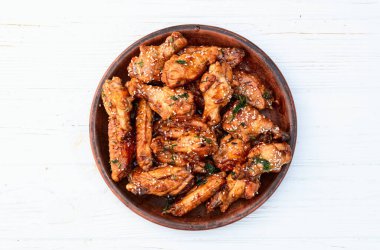 Sosisli tavuk kanatlarıyla karamelize edilmiş. Bar-b-q yemek arkaplan fotoğrafı. Üst görünüm