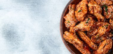 Sosisli tavuk kanatlarıyla karamelize edilmiş. Bar-b-q yemek arkaplan fotoğrafı. Üst görünüm