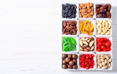 Kurutulmuş meyve ve fındık karışımı. Üst görünüm