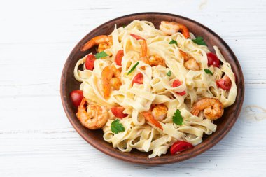 Karides, parmesan ve domatesli İtalyan makarnası. Kremalı soslu fettuccine.