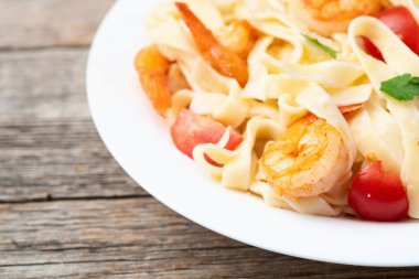 Karides, parmesan ve domatesli İtalyan makarnası. Kremalı soslu fettuccine.