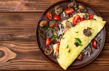 Mantar, domates ve maydanozla doldurulmuş omlet. Üst görünüm