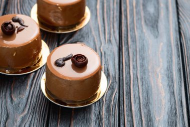 Tatlı tatlı. Karamelli çikolatalı pasta. Üst görünüm