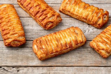 Sosis ve peynirle doldurulmuş Altın Puf böreği. Sosisli sandviç. en üstteki görünüm