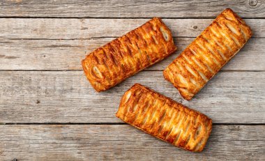 Sosis ve peynirle doldurulmuş Altın Puf böreği. Sosisli sandviç. en üstteki görünüm