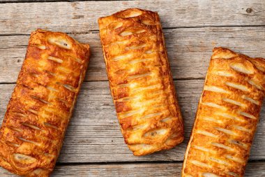 Sosis ve peynirle doldurulmuş Altın Puf böreği. Sosisli sandviç. en üstteki görünüm