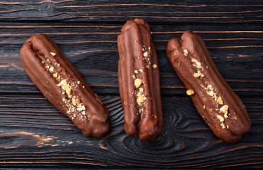 Klasik Fransız çikolatalı ekler. Gıda arkaplan üst görünümü