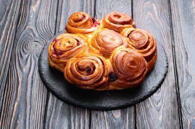 Kirazlı ev yapımı kek rulosu. Yemek arkaplanı. Üst görünüm