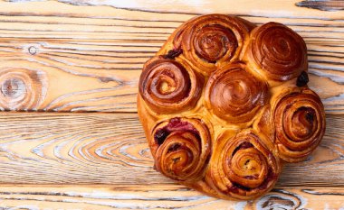 Kirazlı ev yapımı kek rulosu. Yemek arkaplanı. Üst görünüm