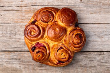 Kirazlı ev yapımı kek rulosu. Yemek arkaplanı. Üst görünüm