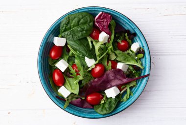 Arugula, ıspanak, vişneli domates ve peynirli peynir salatası. Gıda arkaplan üst görünümü