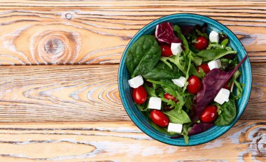 Arugula, ıspanak, vişneli domates ve peynirli peynir salatası. Gıda arkaplan üst görünümü