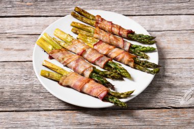 Pastırmalı kızarmış kuşkonmaz. Gıda arkaplan üst görünümü