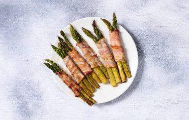 Pastırmalı kızarmış kuşkonmaz. Gıda arkaplan üst görünümü