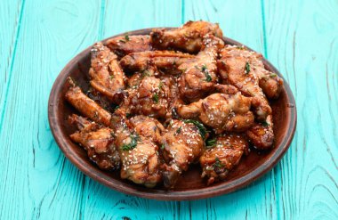 Sosisli tavuk kanatlarıyla karamelize edilmiş. Bar-b-q yemek arkaplan fotoğrafı. Üst görünüm