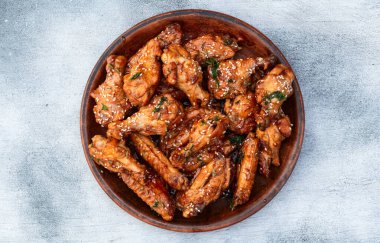 Sosisli tavuk kanatlarıyla karamelize edilmiş. Bar-b-q yemek arkaplan fotoğrafı. Üst görünüm