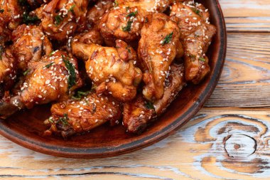 Sosisli tavuk kanatlarıyla karamelize edilmiş. Bar-b-q yemek arkaplan fotoğrafı. Üst görünüm