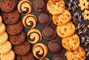 Kurabiye karışımı. Bir sürü sağlıksız atıştırmalık. Üst Manzara. Gıda arkaplanı