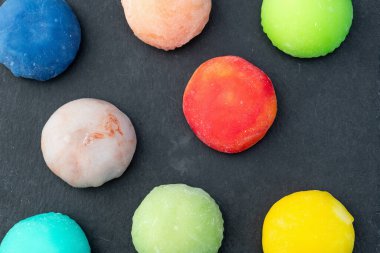 Renkli mochi karışımı. Geleneksel Japon tatlıları üst görünümü