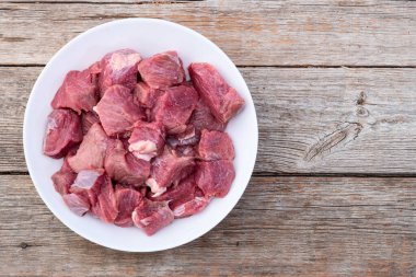 Biftek küpleri. Çiğ et fotoğrafçılığı. Üst yaşam