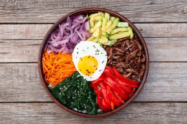 Bibimbap geleneksel Kore yemekleri. Asyalı yemek fotoğrafçılığı. Üst görünüm