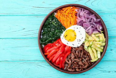Bibimbap geleneksel Kore yemekleri. Asyalı yemek fotoğrafçılığı. Üst görünüm