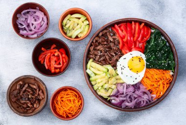 Bibimbap geleneksel Kore yemekleri. Asyalı yemek fotoğrafçılığı. Üst görünüm