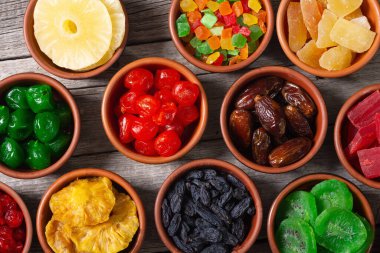 Bir grup kurutulmuş ve şekerli meyve kasesinde. Üst görünüm