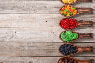 Bir grup kurutulmuş ve şekerli meyve kasesinde. Üst görünüm