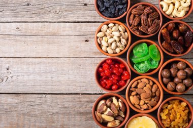 Kurutulmuş meyve ve fındık karışımı. Üst görünüm