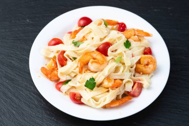 Karides, parmesan ve domatesli İtalyan makarnası. Kremalı soslu fettuccine.