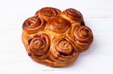 Kirazlı ev yapımı kek rulosu. Yemek arkaplanı. Üst görünüm