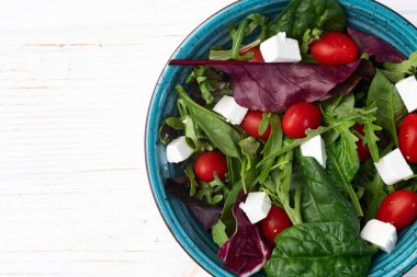 Arugula, ıspanak, vişneli domates ve peynirli peynir salatası. Gıda arkaplan üst görünümü