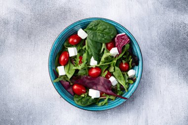 Arugula, ıspanak, vişneli domates ve peynirli peynir salatası. Gıda arkaplan üst görünümü