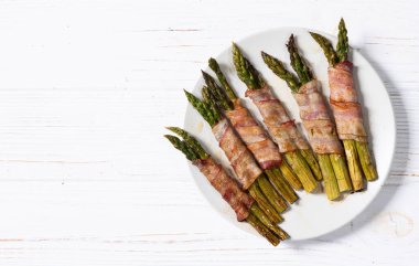 Pastırmalı kızarmış kuşkonmaz. Gıda arkaplan üst görünümü