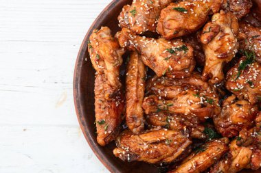 Sosisli tavuk kanatlarıyla karamelize edilmiş. Bar-b-q yemek arkaplan fotoğrafı. Üst görünüm