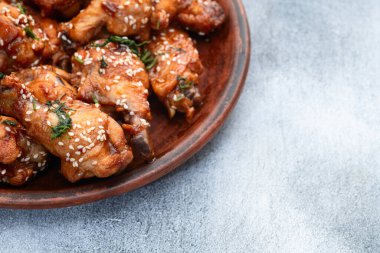 Sosisli tavuk kanatlarıyla karamelize edilmiş. Bar-b-q yemek arkaplan fotoğrafı. Üst görünüm