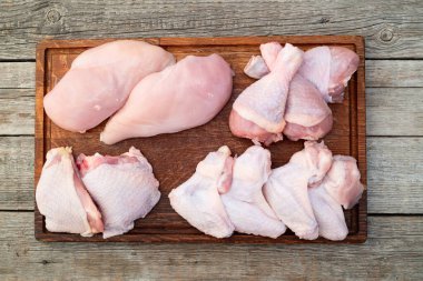 Köy arka planında pişirmek için çiğ tavuk eti parçaları. Üst görünüm